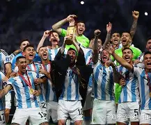 欧冠倒计时，罗马加时末段队长鼓劲，细节引发关注，话题不断，年轻球员得到机会